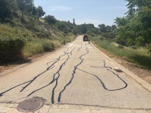 El Ayuntamiento de Ambite sella más de 3.000 metros de grietas en el pavimento de la Urbanización ‘Sierra de Tajuña’