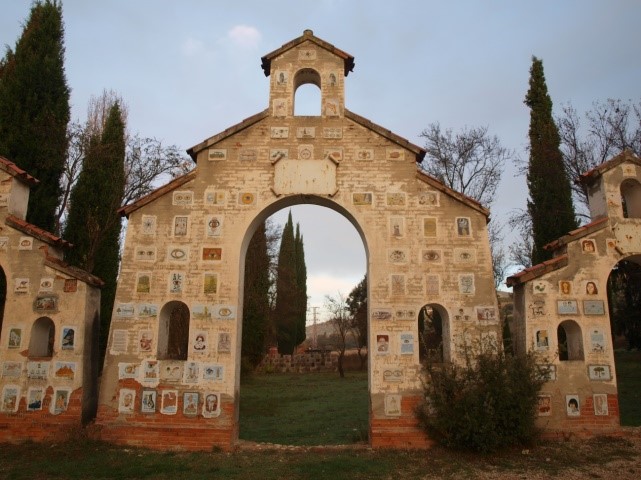 Arco central del Monumento a los Ojos